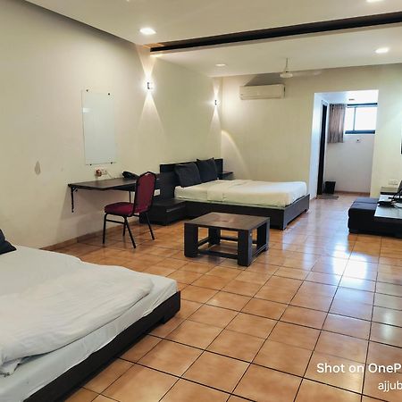 Hotel Sun N Step Club Ахмедабад Экстерьер фото