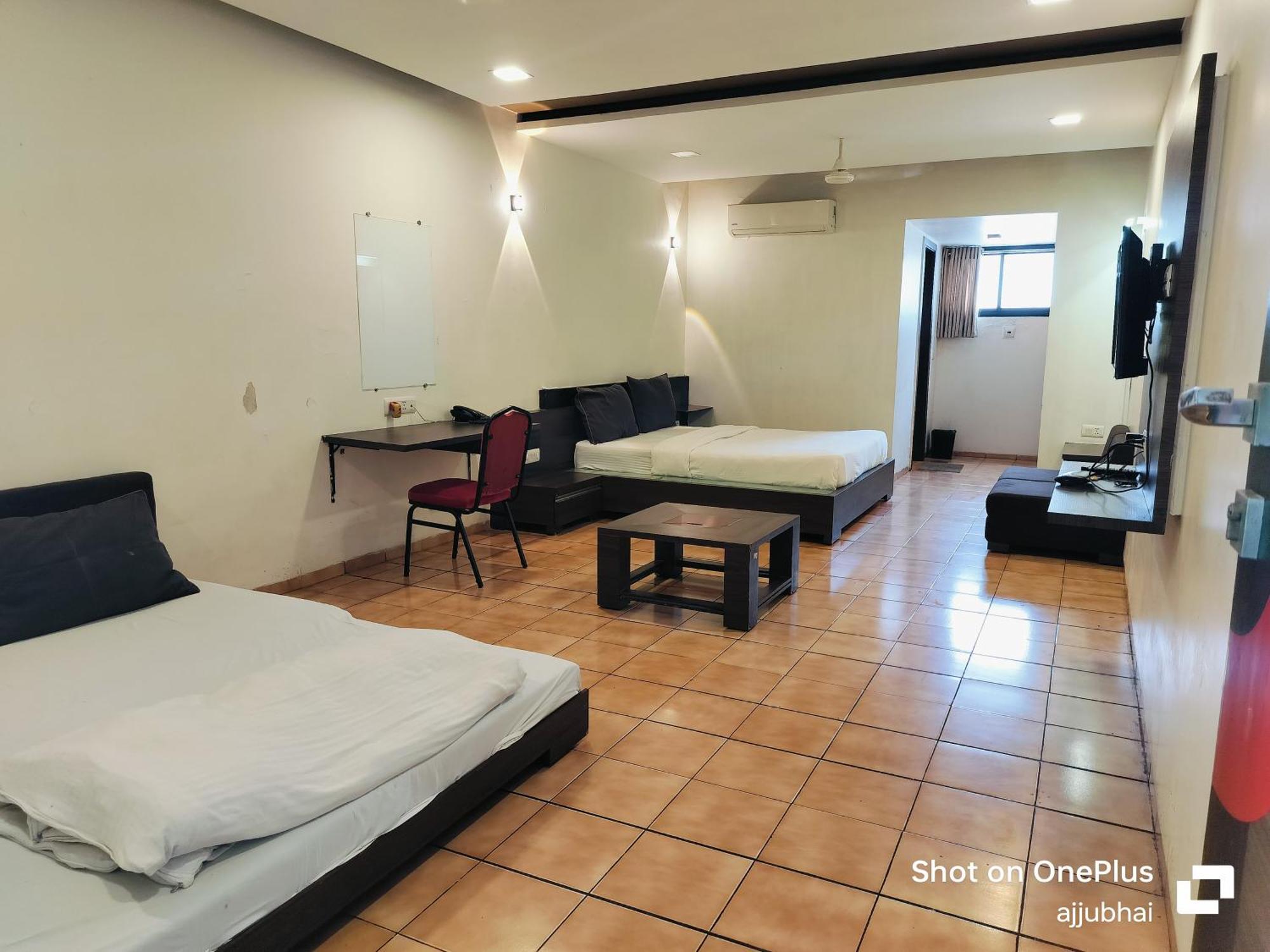 Hotel Sun N Step Club Ахмедабад Экстерьер фото