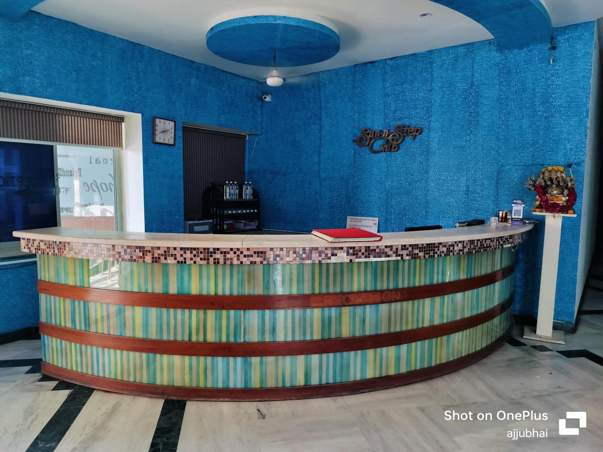 Hotel Sun N Step Club Ахмедабад Экстерьер фото
