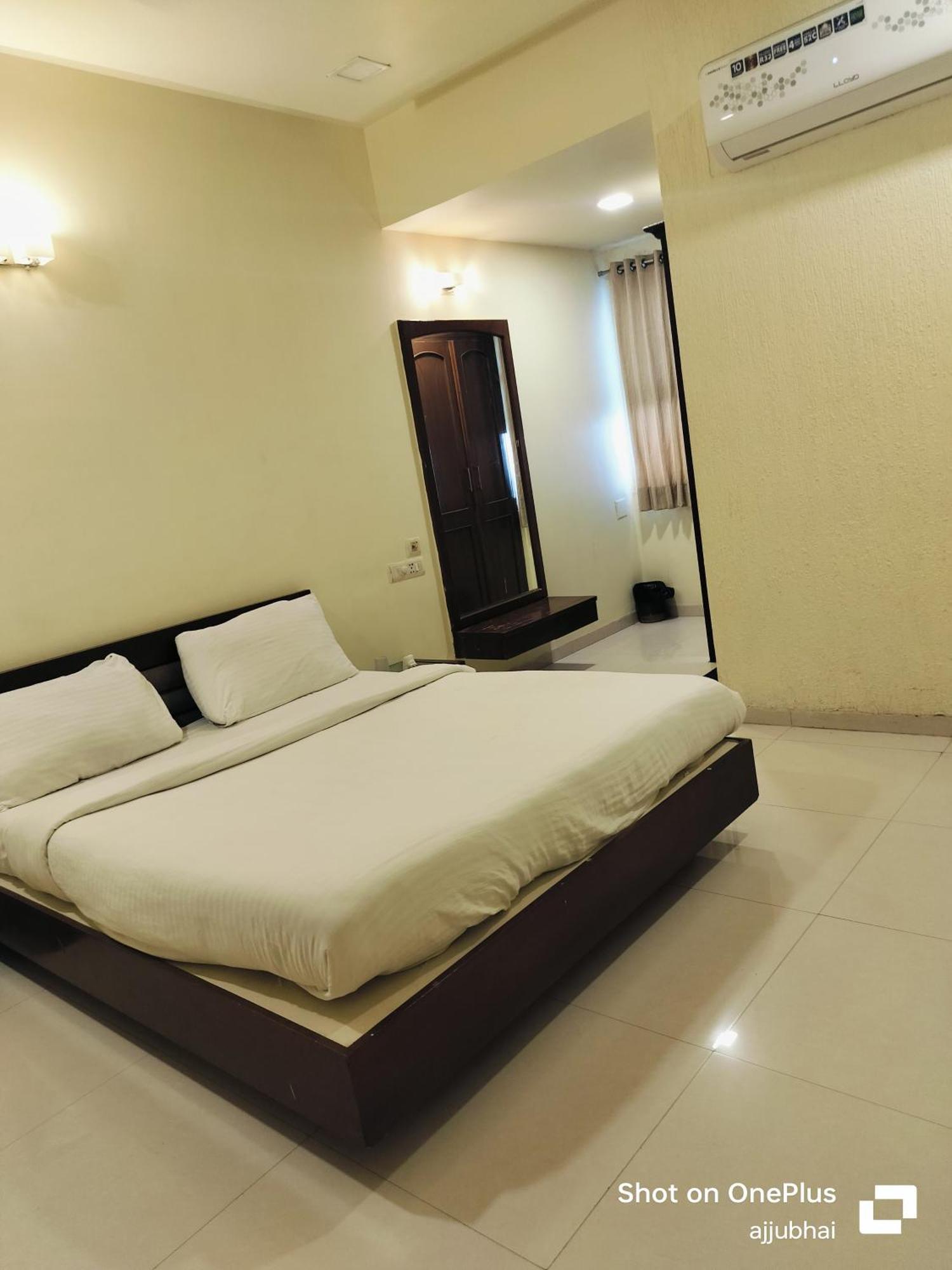 Hotel Sun N Step Club Ахмедабад Экстерьер фото