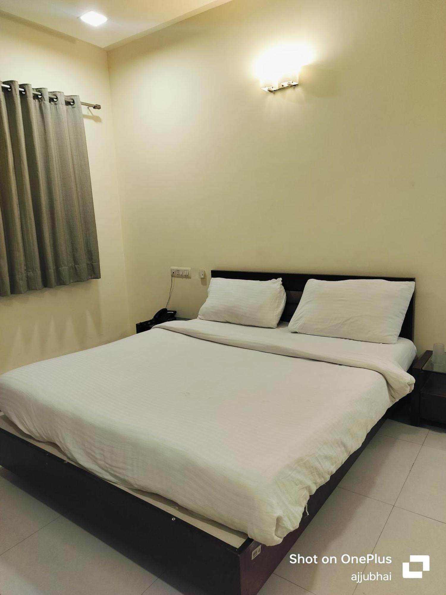 Hotel Sun N Step Club Ахмедабад Экстерьер фото